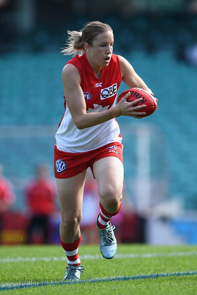 AFL 2016 Rd 03 - Sydney v GWS Giants SYDNEY, AUSTRALIA - APRIL 09: Kim Hemenway of the Swans runs the ball during the Women's Exhibition match between the Sydney Swans and the Greater Western Sydney Giants at Sydney Cricket Ground on April 9, 2016 in Sydney, Australia. (Photo by Cameron Spencer/AFL Media/Getty Images)